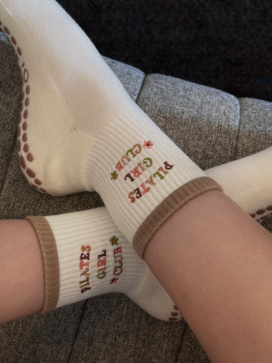 MOCHA PILATES GIRL CLUB GRIP SOCKS